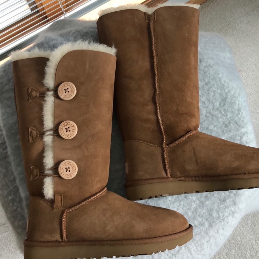 BNWT BRAND NEW Bailey button Ugg Boots!